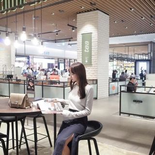 chân váy bút chì xẻ tà