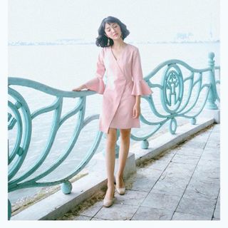 đầm công sở tay chuông cổ V