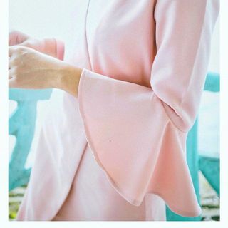 đầm công sở tay chuông cổ V