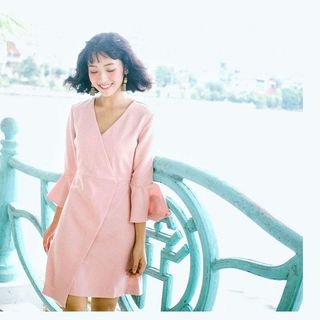 đầm công sở tay chuông cổ V