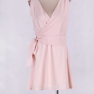 đầm cổ V sát nách