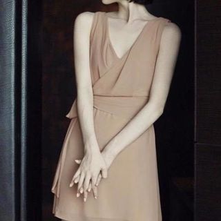 đầm cổ V sát nách