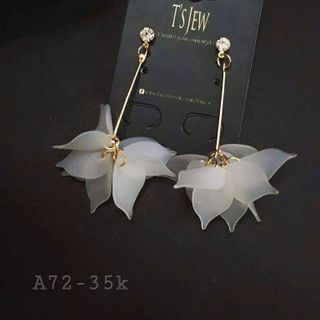 bông tai hoa trắng