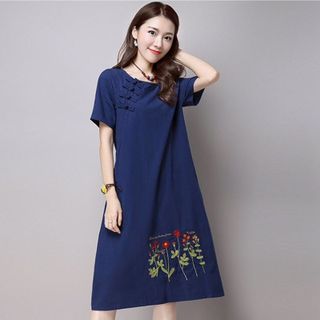 Đầm Jean Cổ Tròn Chân Váy Thêu Hoa