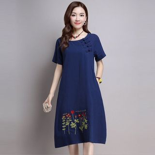 Đầm Jean Cổ Tròn Chân Váy Thêu Hoa