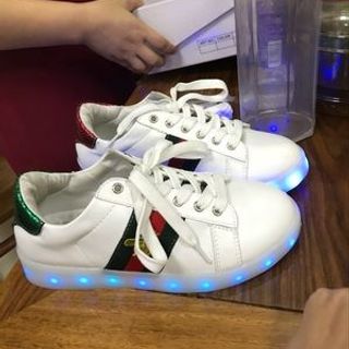Giầy phát sáng TB562