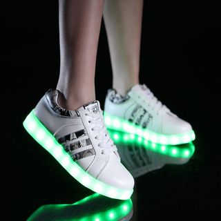 Giày phát sáng đen TB520