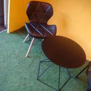 Bàn trà nhỏ tròn khung sắt đan chéo độc đáo hiện đại