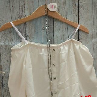 áo bẹt vai 2 dây có nút
