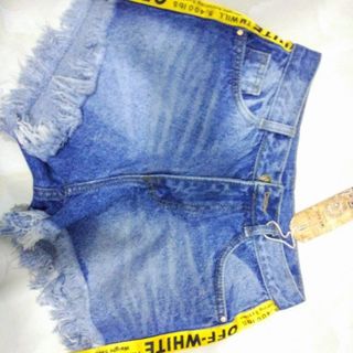 quần short viền chữ