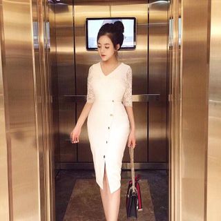 Đầm Body Xẻ Tà Phối Ren Đính Nút