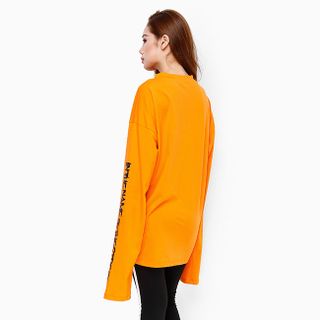 Áo thun nữ form dài họa tiết chữ tay màu cam