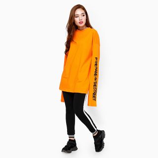 Áo thun nữ form dài họa tiết chữ tay màu cam