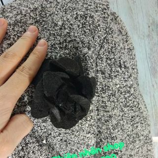 áo khoác dạ trơn gắn hoa
