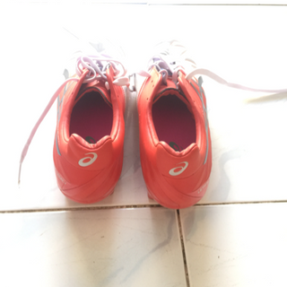 giày đá banh asicss 100