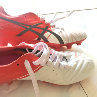 giày đá banh asicss 100