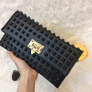 Ví cầm tay nữ Clutch đinh valen