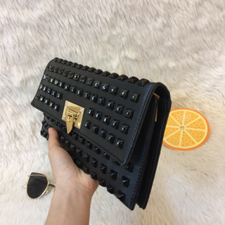 Ví cầm tay nữ Clutch đinh valen
