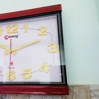 ĐỒNG HỒ TREO TƯỜNG CHỮ NHẬT VÀNH VÂN GỖ KIM PHÁT QUANG