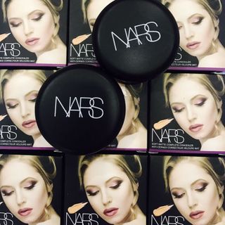 Phấn nền che khuyết điểm Nar s Soft Matte