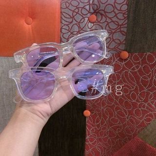 kính v nhỏ gọng trong