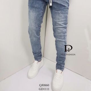 chuyên sĩ áo thun và quần jean