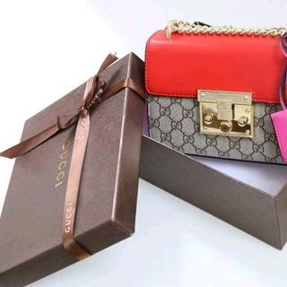 Túi đeo chéo dây xích vàng