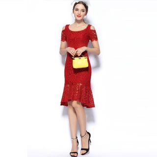 Đầm ren đuôi cá đỏ cổ tròn hở vai