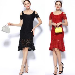 Đầm ren đuôi cá đen cổ tròn hở vai