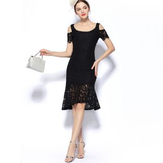 Đầm ren đuôi cá đen cổ tròn hở vai