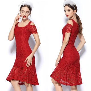 Đầm ren đuôi cá đen cổ tròn hở vai