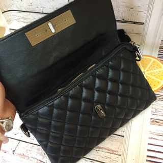 Ví cầm tay clutch nắp lông qc