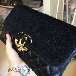 Ví cầm tay clutch nắp lông qc
