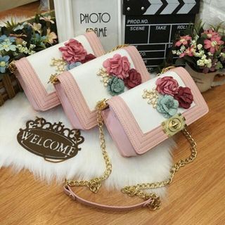 túi xách đính phụ kiện
