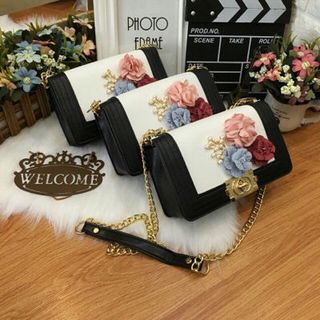 túi xách đính phụ kiện