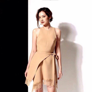 LM01 - Đầm sát nách chân ren vạt chéo