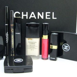 THA HỒ MAKE UP VỚI SET TRANG ĐIỂM ĐẦY ĐỦ 9 SẢN PHẨM