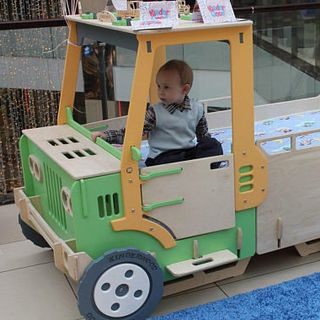 giường thủ công bằng gỗ dành cho em bé 1