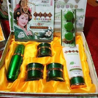 Tặng Mỹ Phẩm Hoàng Cung