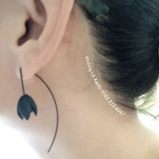Khuyên tai hoa đen huyền bí