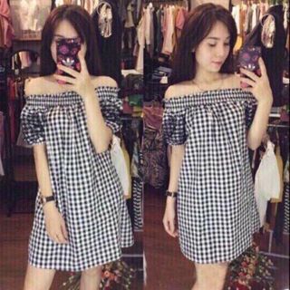 Đầm caro thun trắng đen bẹt vai