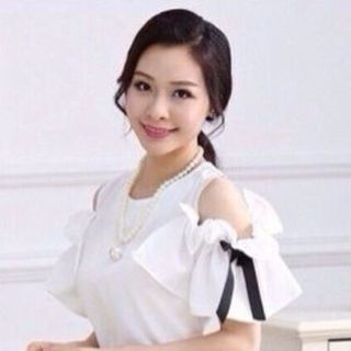 Set áo khoét vai và váy đẹp chấm bi đen lung linh