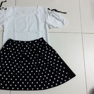 Set áo khoét vai và váy đẹp chấm bi đen lung linh