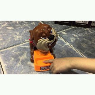 trò chó ăn xương lớn