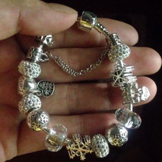 Vòng charm màu trắng