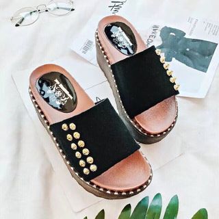 dép quai ngang đinh