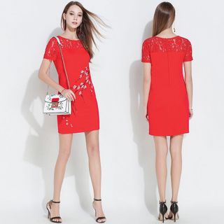 Đầm Đỏ Phối Ren Form Rộng cổ tròn In Cành Đào