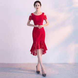 Đầm ren đỏ đuôi cá dài hở vai