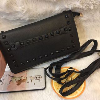 Ví cầm tay Clutch luồn tay viền đinh đen
