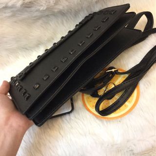 Ví cầm tay Clutch luồn tay viền đinh đen